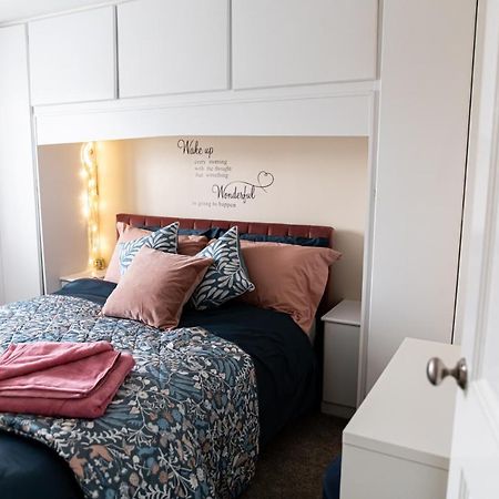 Inviting 3-Bed House In แมนเชสเตอร์ ภายนอก รูปภาพ