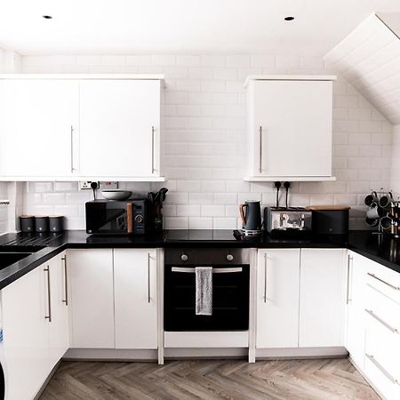 Inviting 3-Bed House In แมนเชสเตอร์ ภายนอก รูปภาพ