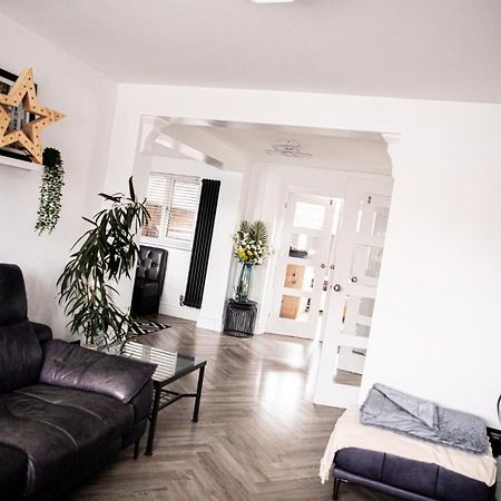 Inviting 3-Bed House In แมนเชสเตอร์ ภายนอก รูปภาพ