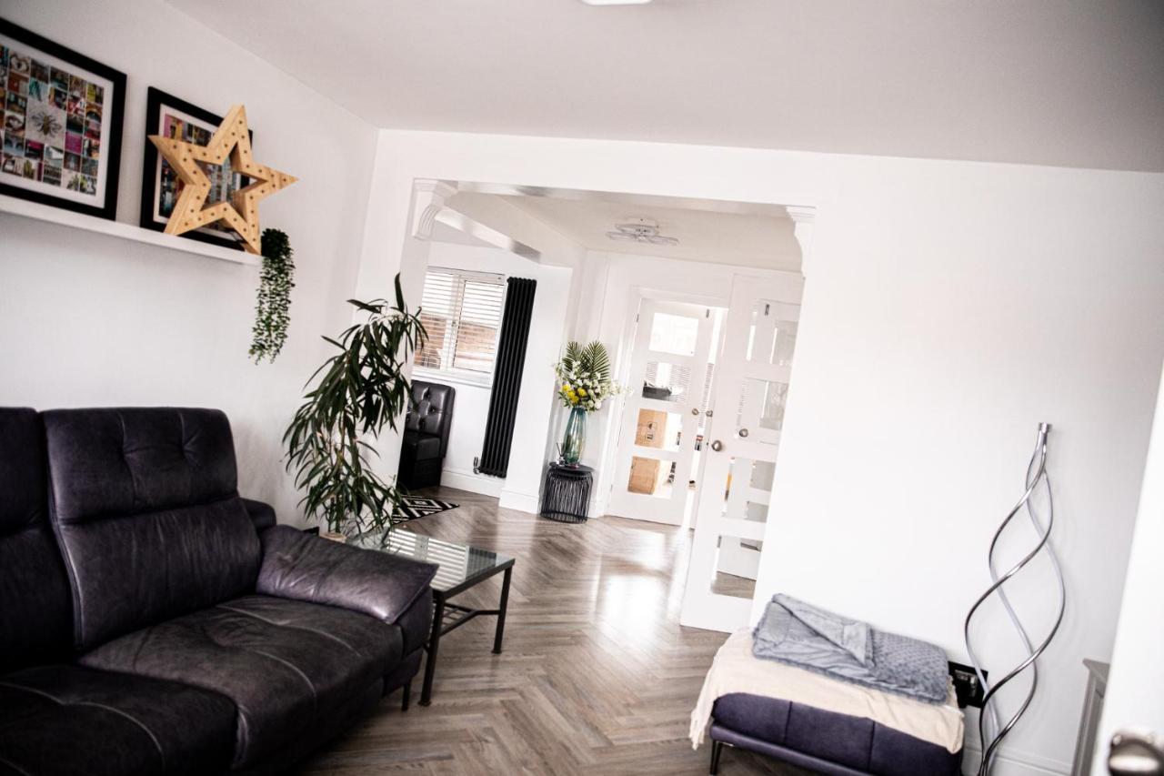 Inviting 3-Bed House In แมนเชสเตอร์ ภายนอก รูปภาพ