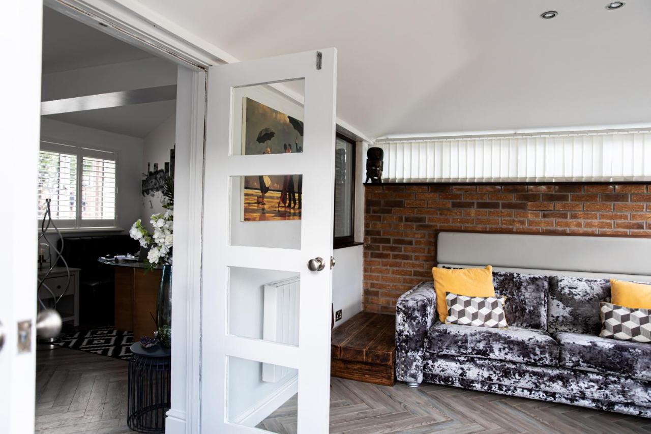 Inviting 3-Bed House In แมนเชสเตอร์ ภายนอก รูปภาพ