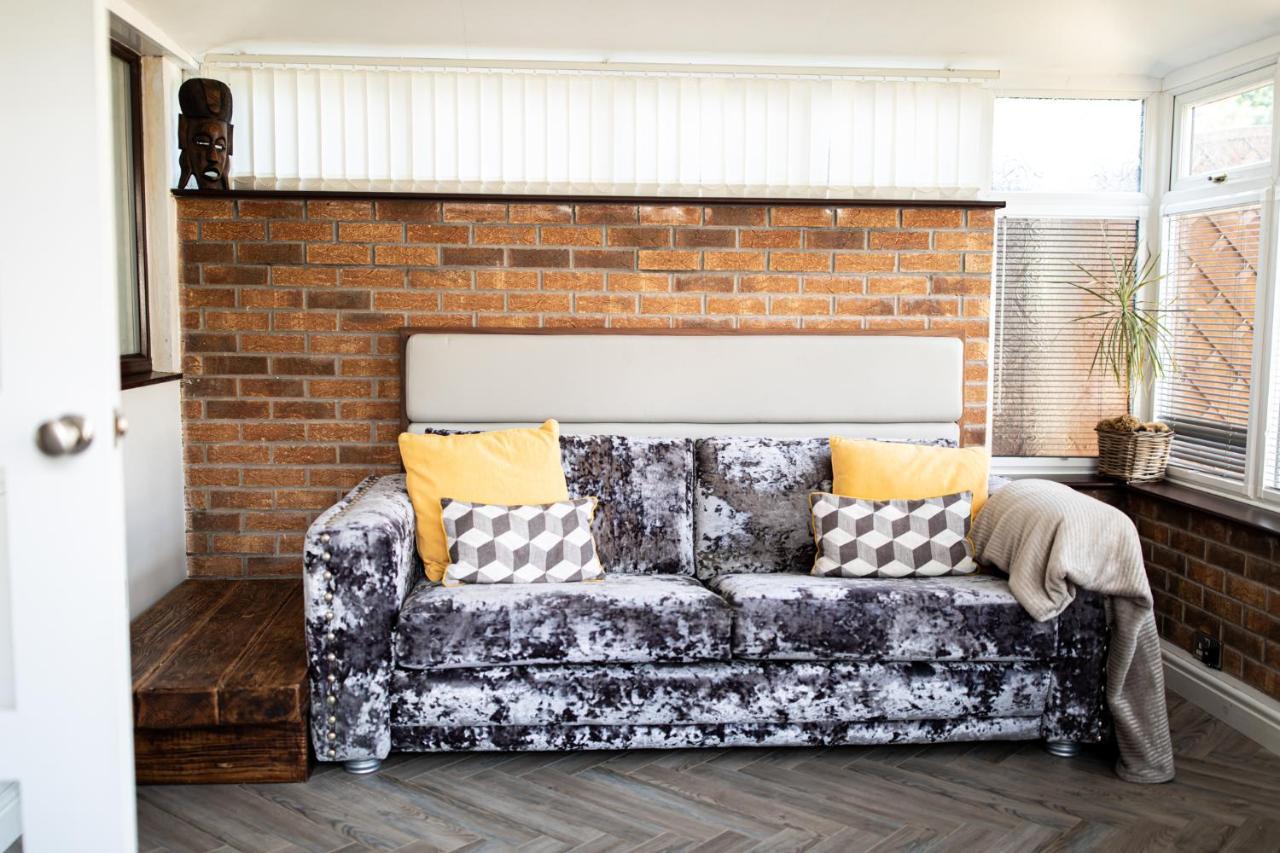 Inviting 3-Bed House In แมนเชสเตอร์ ภายนอก รูปภาพ